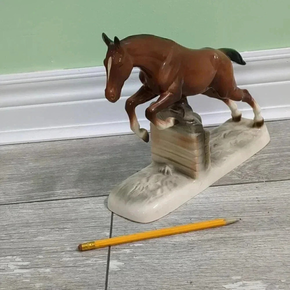 Horse jumping a wall ceramic - Picture 2 of 6